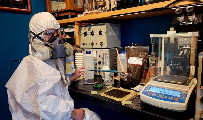 Praca przy wadze analitycznej w laboratorium Fundacji WAVE