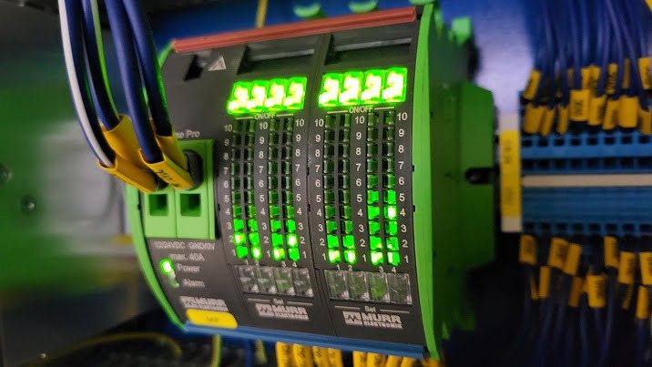 Moduły sterownika z diodami statusu w systemie automatyki